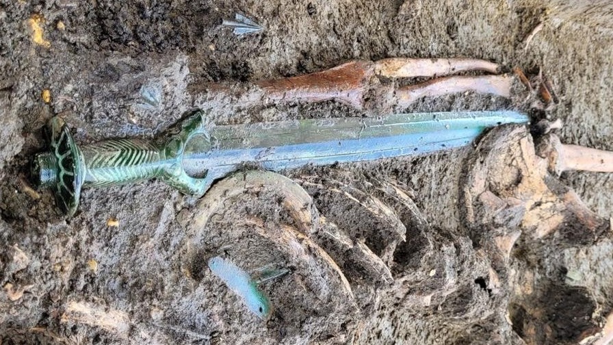 Đức: Khai quật thanh gươm bằng đồng 3.000 năm tuổi, vẫn sáng bóng một cách khác thường