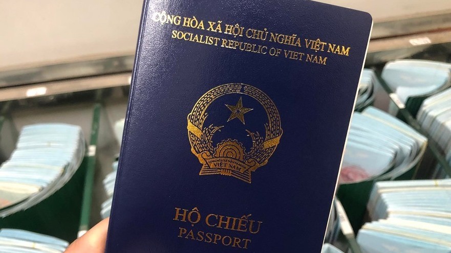 Hướng dẫn cách chụp ảnh để làm hộ chiếu phổ thông online