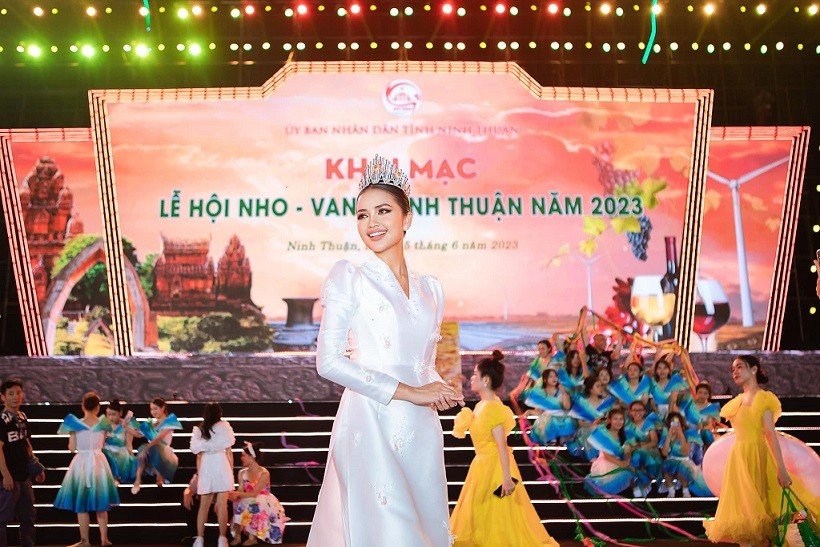 Hoa hậu Ngọc Châu quảng bá và trải nghiệm nghệ thuật làm gốm Chăm Hoa hậu Ngọc Châu quảng bá và trải nghiệm nghệ thuật làm gốm Chăm