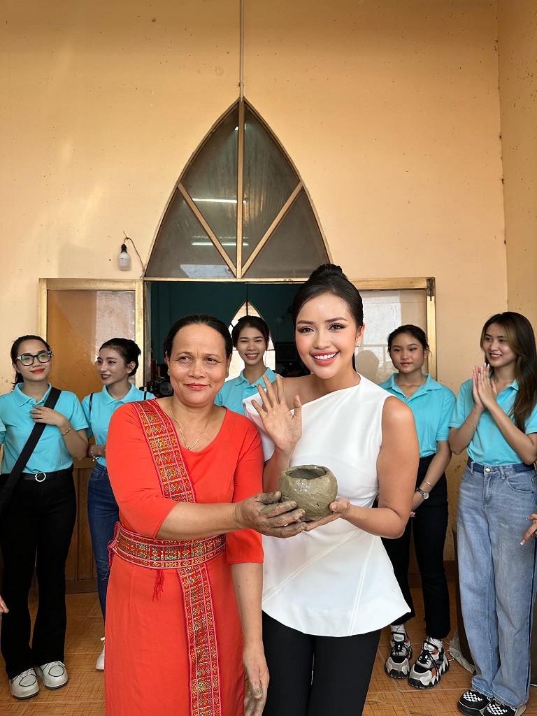 Hoa hậu Ngọc Châu quảng bá và trải nghiệm nghệ thuật làm gốm Chăm Hoa hậu Ngọc Châu quảng bá và trải nghiệm nghệ thuật làm gốm Chăm