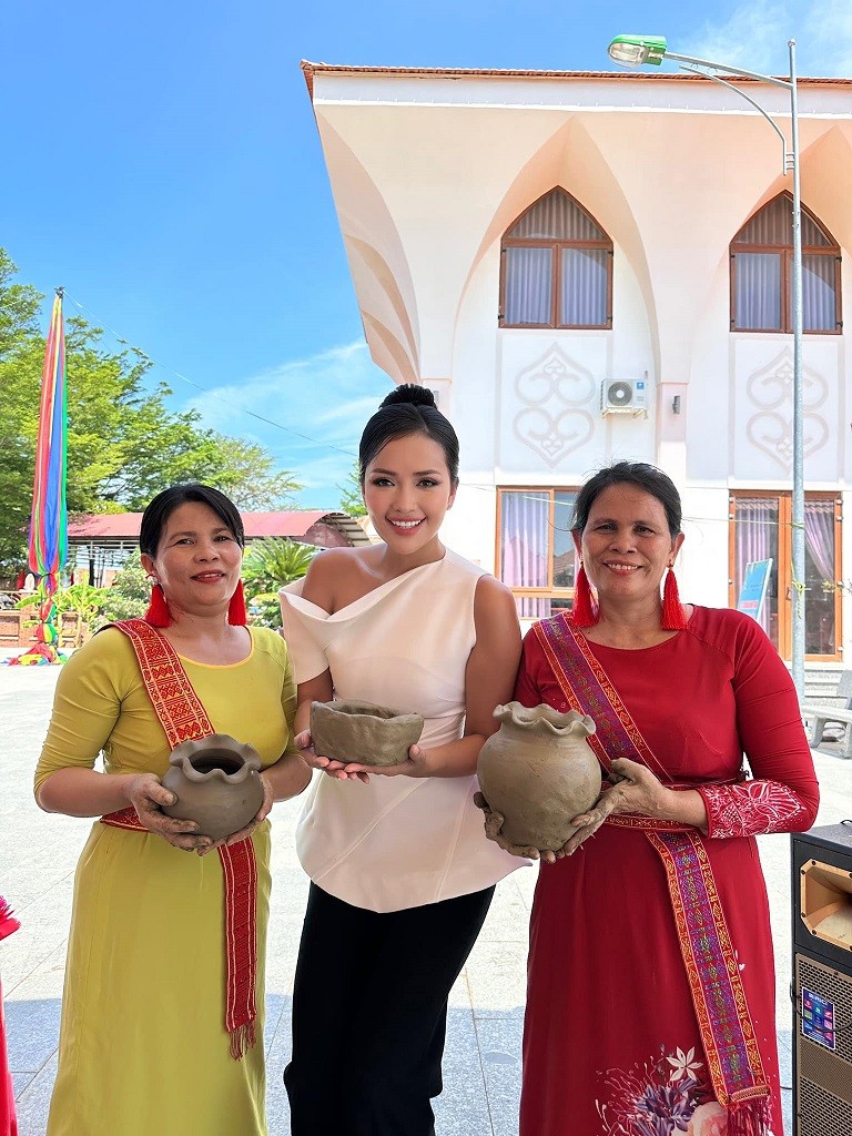 Hoa hậu Ngọc Châu quảng bá và trải nghiệm nghệ thuật làm gốm Chăm Hoa hậu Ngọc Châu quảng bá và trải nghiệm nghệ thuật làm gốm Chăm