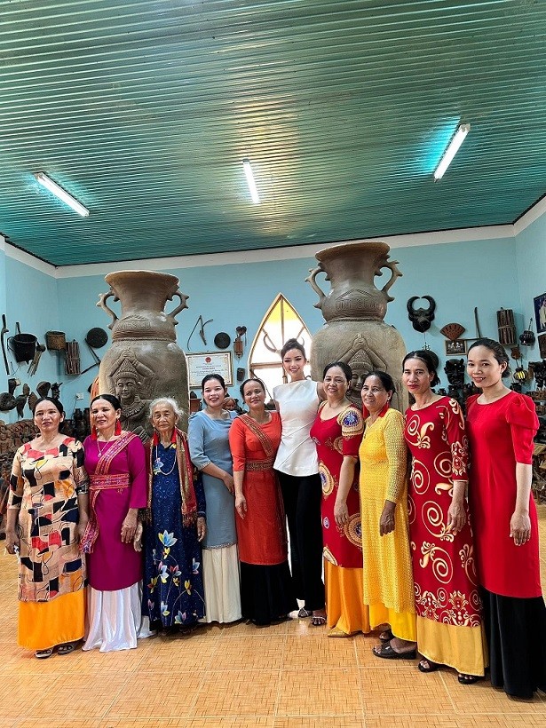 Hoa hậu Ngọc Châu quảng bá và trải nghiệm nghệ thuật làm gốm Chăm Hoa hậu Ngọc Châu quảng bá và trải nghiệm nghệ thuật làm gốm Chăm