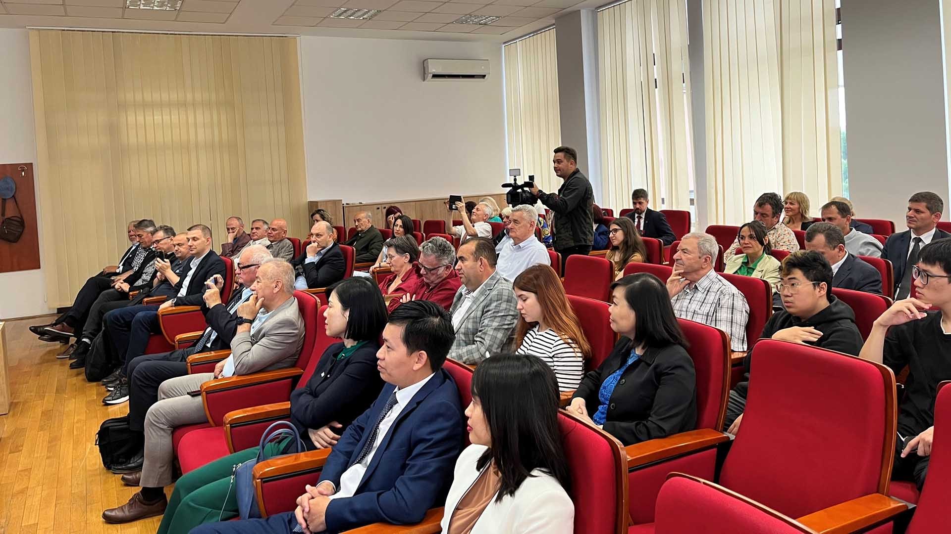 Đại biểu tham dự buổi giới thiệu sách.