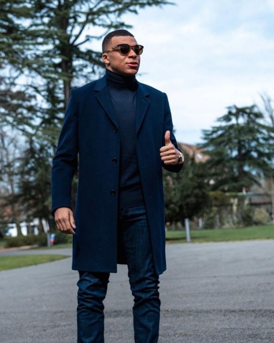 Kylian Mbappe ghi điểm phong cách thời trang năng động, giản đơn mà tinh tế