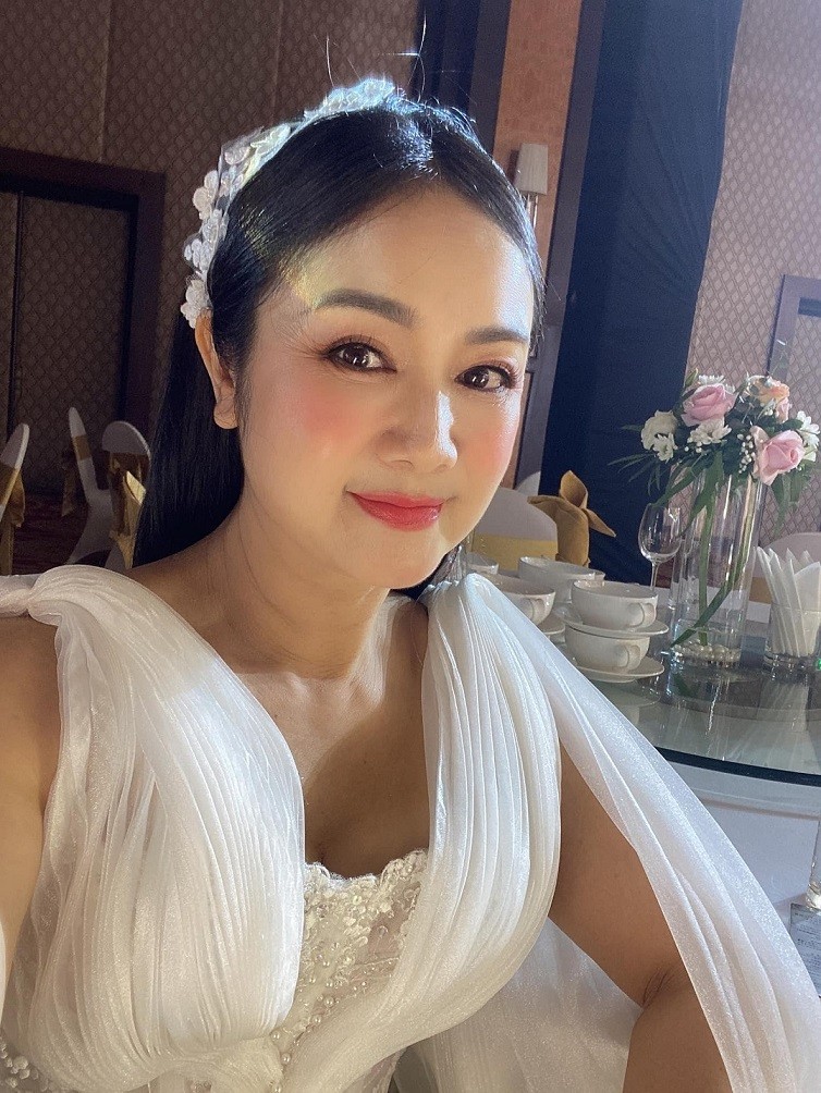 NSND Thu Hà trình diễn váy cưới trên sân khấu thời trang