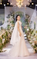 NSND Thu Hà trình diễn váy cưới trên sân khấu thời trang