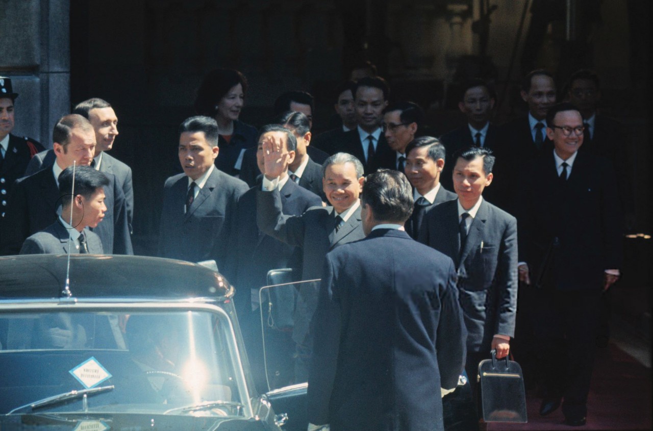 Trưởng đoàn Xuân Thủy tươi cười vẫy tay chào khi rời cuộc gặp với Phái đoàn Hoa Kỳ. (Nguồn: Getty Images)