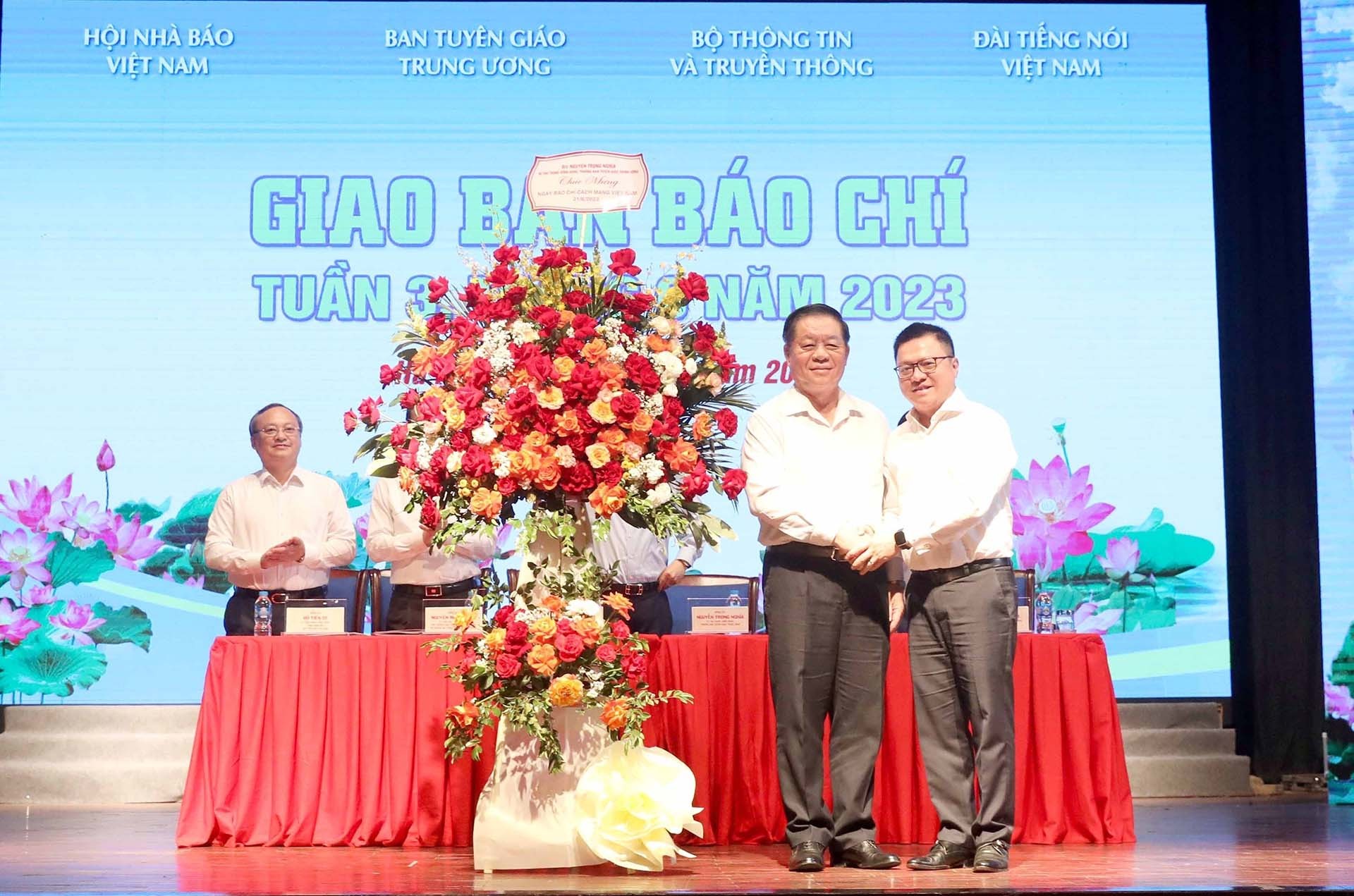 Lễ giới thiệu sách ‘Tổng Bí thư Nguyễn Phú Trọng với niềm tin của nhân dân trong nước và sự ủng hộ của bạn bè quốc tế’ Lễ giới thiệu sách ‘Tổng Bí thư Nguyễn Phú Trọng với niềm tin của nhân dân trong nước và sự ủng hộ của bạn bè quốc tế’