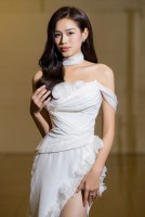Hoa hậu Đỗ Thị Hà thanh lịch, gợi cảm trong thiết kế đầm trắng tinh khôi
