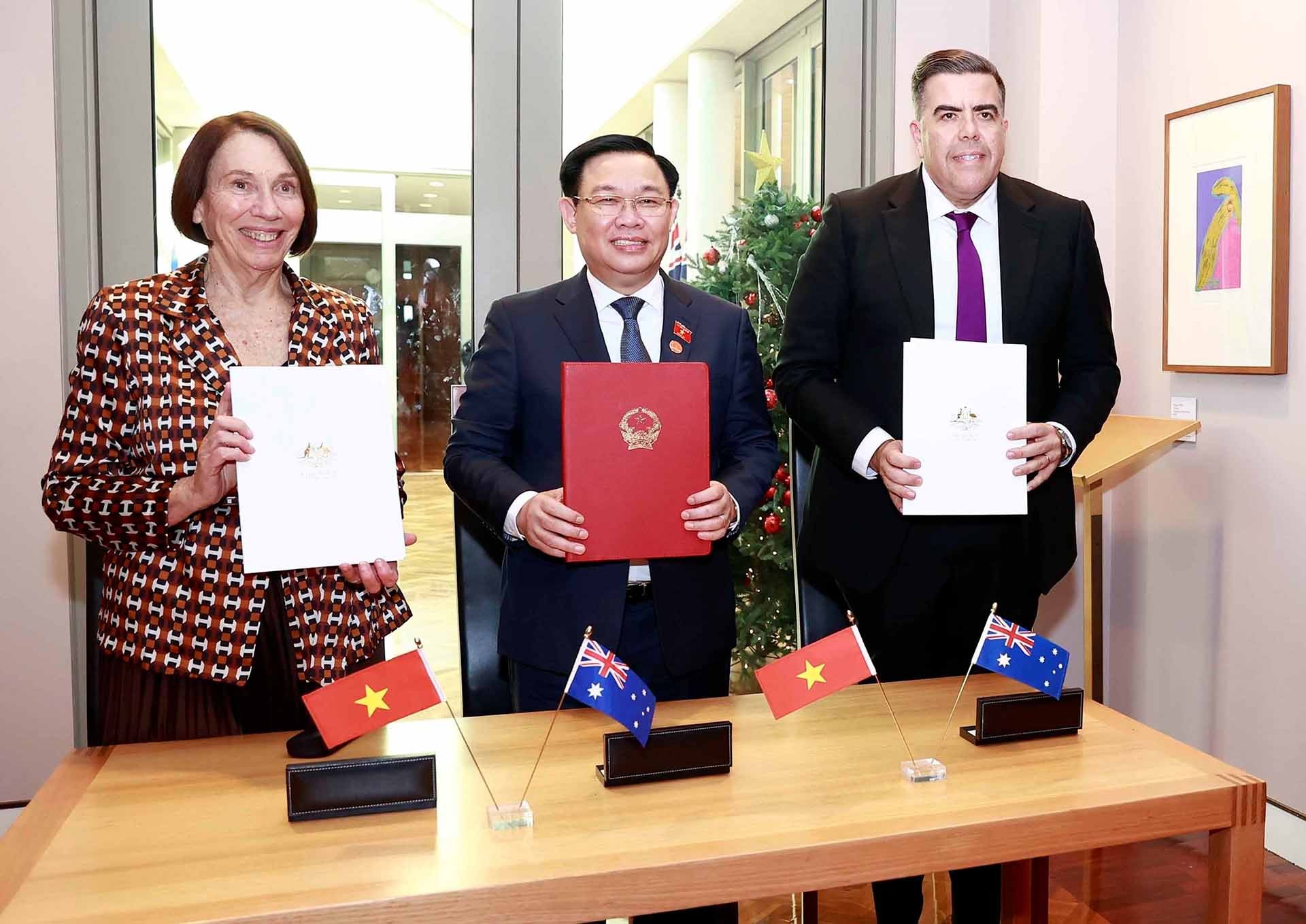 Chủ tịch Quốc hội Vương Đình Huệ ký Thỏa thuận hợp tác giữa Quốc hội Việt Nam và Nghị viện Australia với Chủ tịch Thượng viện Sue Lines và Chủ tịch Hạ viện Milton Dick, tháng 11/2022. (Nguồn: TTXVN) Chủ tịch Quốc hội Vương Đình Huệ ký Thỏa thuận hợp tác giữa Quốc hội Việt Nam và Nghị viện Australia với Chủ tịch Thượng viện Sue Lines và Chủ tịch Hạ viện Milton Dick, tháng 11/2022. (Nguồn: TTXVN)