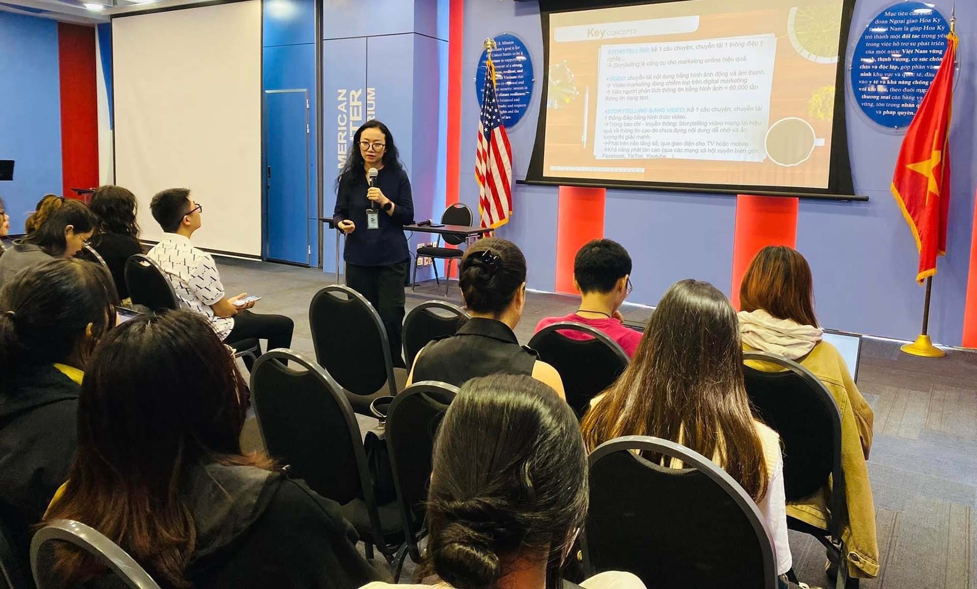 Tác giả giảng dạy tại một khóa đào tạo về báo chí truyền thông trên nền tảng số. (Ảnh: NVCC) Tác giả giảng dạy tại một khóa đào tạo về báo chí truyền thông trên nền tảng số. (Ảnh: NVCC)