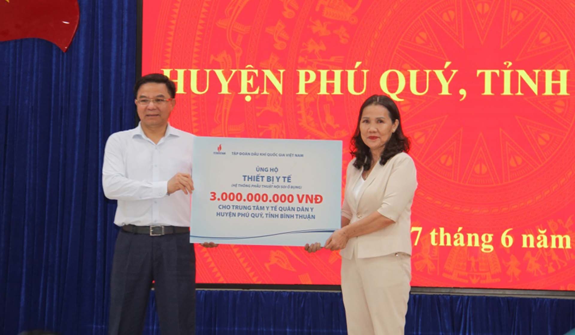 TS. Lê Mạnh Hùng - Tổng giám đốc PetroVietnam trao biểu trưng ủng hộ hệ thống thiết bị y tế cho đại diện Trung tâm Y tế huyện đảo Phú Quý. (Nguồn: PVN) TS. Lê Mạnh Hùng - Tổng giám đốc PetroVietnam trao biểu trưng ủng hộ hệ thống thiết bị y tế cho đại diện Trung tâm Y tế huyện đảo Phú Quý. (Nguồn: PVN)