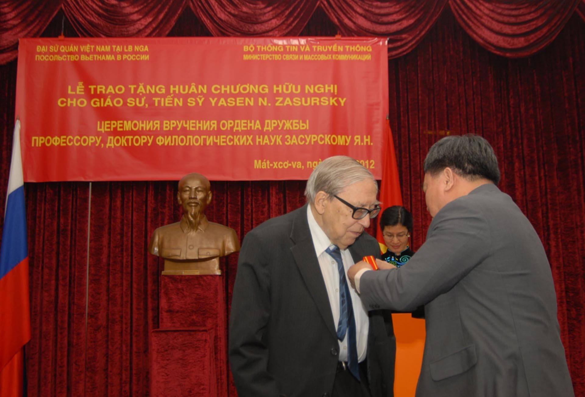 Thứ trưởng Bộ Thông tin và Truyền thông Đỗ Quý Doãn, cựu sinh viên Khoa Báo chí MGU, thừa ủy quyền của Chủ tịch nước, trao Huân chương hữu nghị tặng GS. TS. Yassen N. Zassoursky tại Moscow, ngày 7/9/2012.  (Ảnh: Nguyễn Đăng Phát)