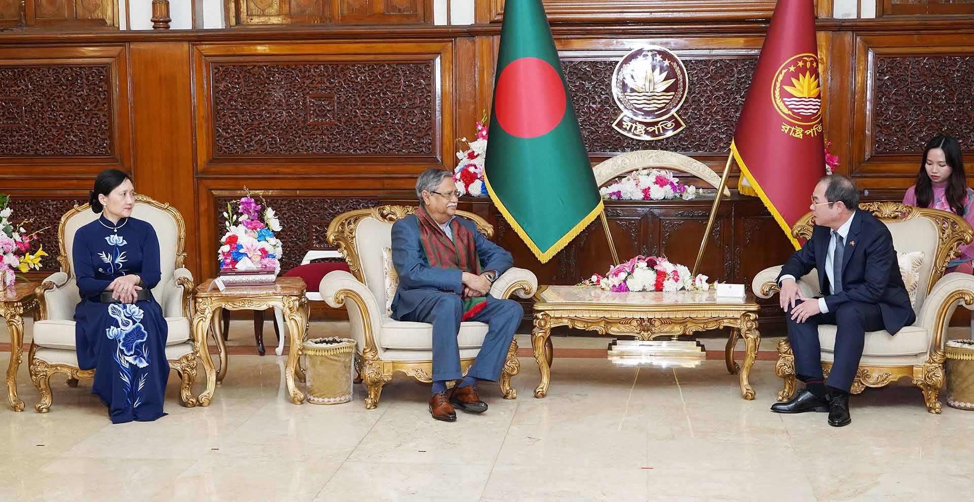 Đại sứ Nguyễn Mạnh Cường trình Thư ủy nhiệm lên Tổng thống Bangladesh