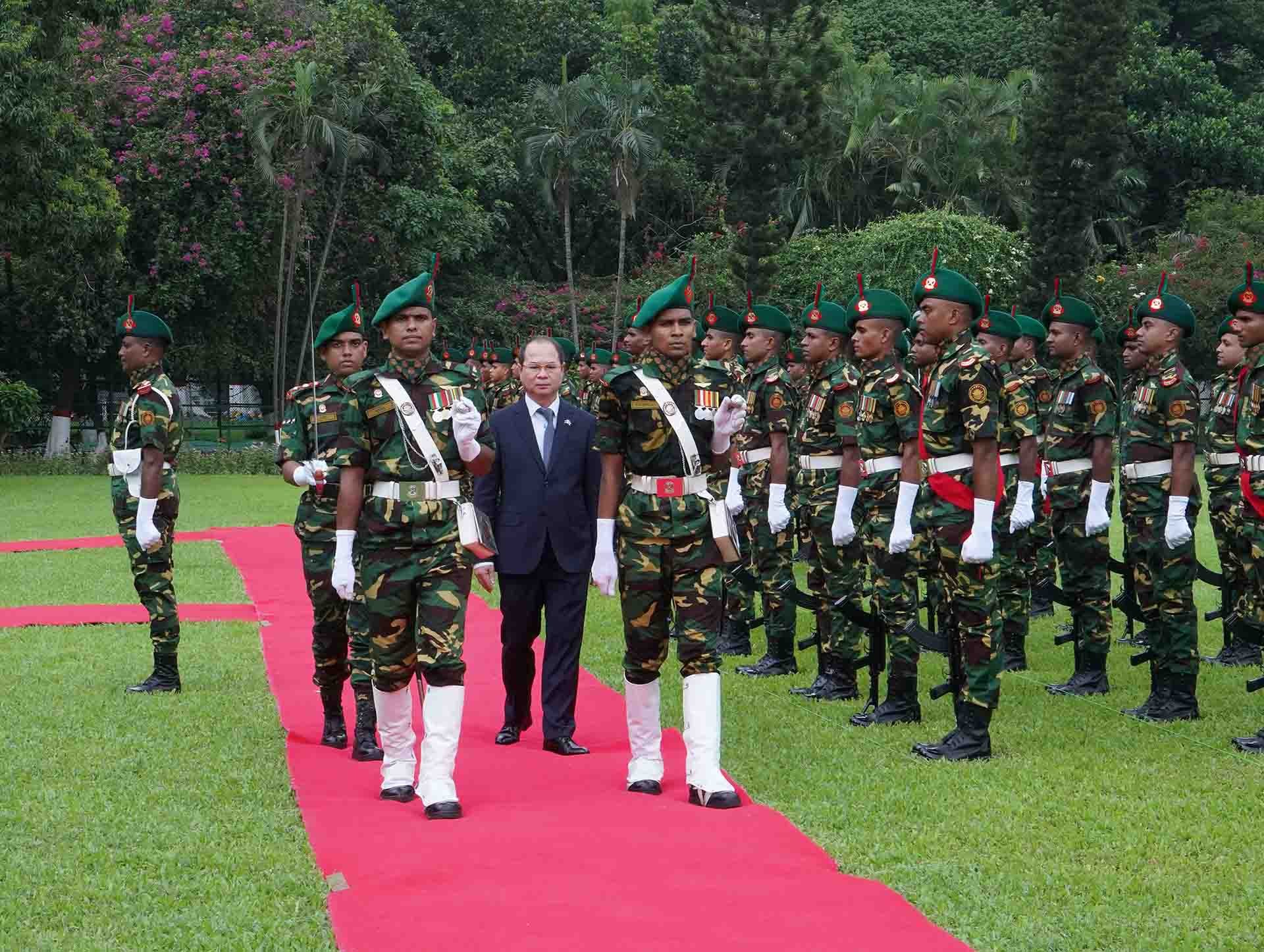 Đại sứ Nguyễn Mạnh Cường trình Thư ủy nhiệm lên Tổng thống Bangladesh