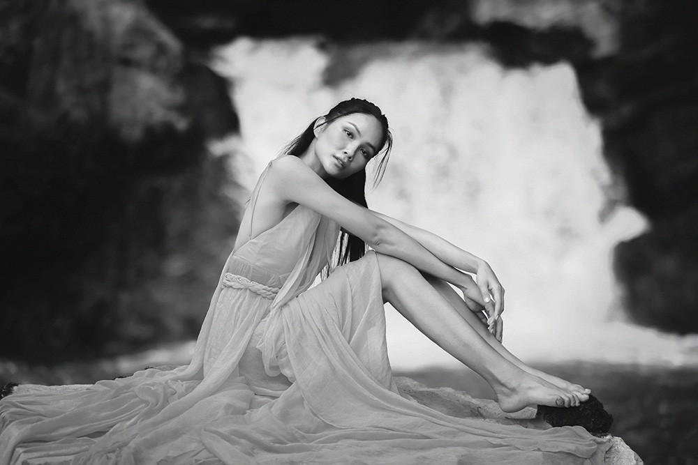 Bộ ảnh được chụp tại một đầm nước trên đường đi đến những địa điểm hang khác thuộc hệ thống hang động Tú Làn. Vì sự hữu tình của phong cảnh thiên nhiên, nàng hậu người Ê-đê cho biết đã “quên mất” việc tạo dáng mà hoàn toàn tận hưởng khung cảnh xung quanh. 