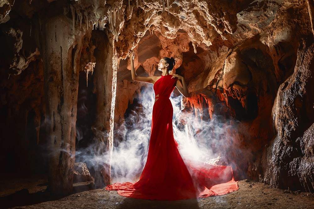 Đi một mình cùng ê kíp quay chụp, H'Hen Niê tự tay thực hiện toàn bộ phần trang điểm, làm tóc. 