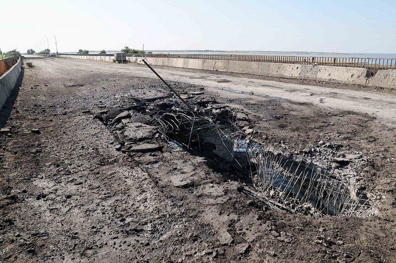 (06.22) Vết thủng trên cây cầu nối giữa bán đảo Crimea với các khu vực ở vùng Kherson, Ukraine hiện do Nga kiểm soát. (Nguồn: Zuma Press)
