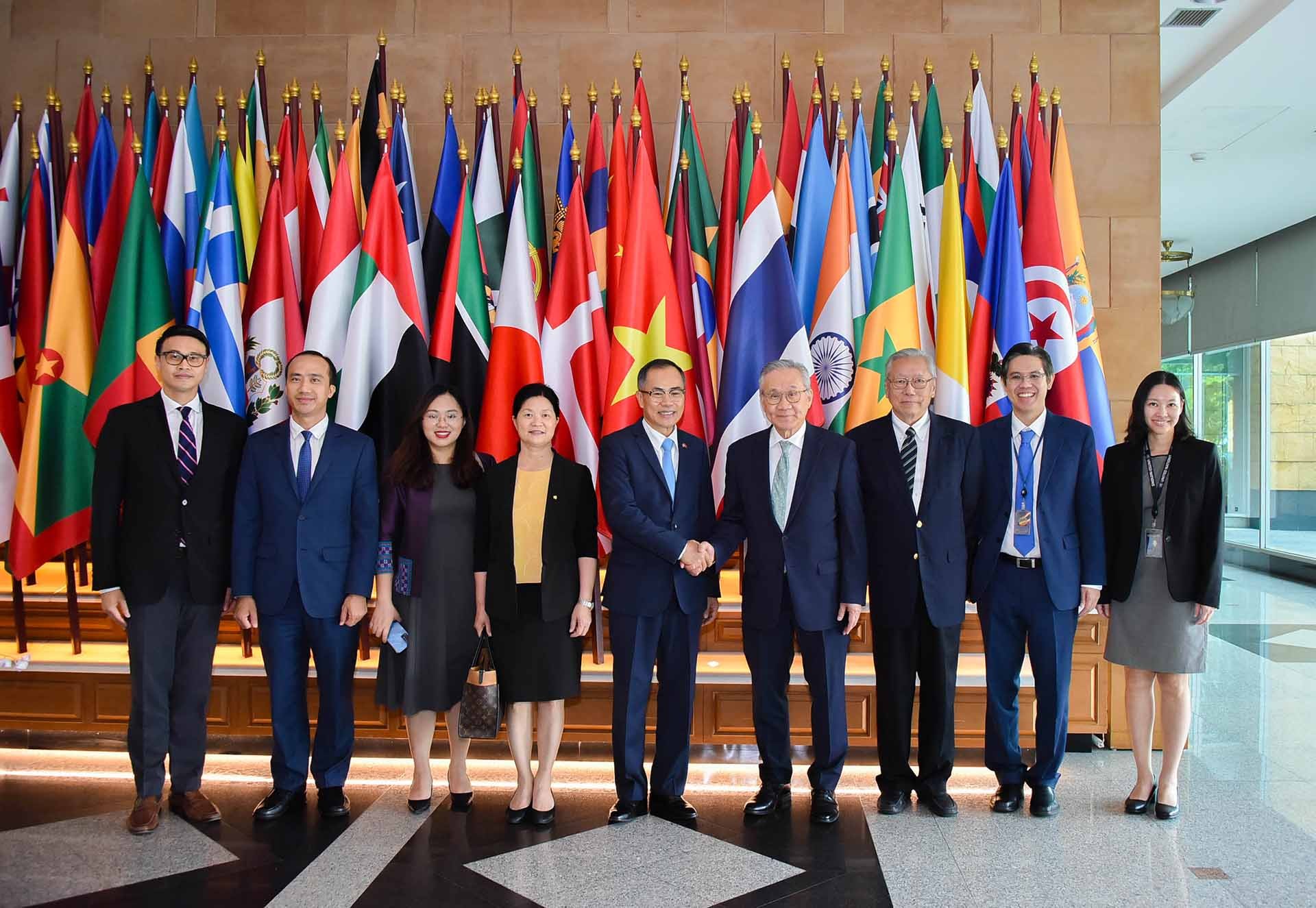 Đại sứ Phan Chí Thành và cán bộ Đại sứ quán chụp ảnh lưu niệm cùng Phó Thủ tướng, Bộ trưởng Ngoại giao Thái Lan Don Pramudwinai.