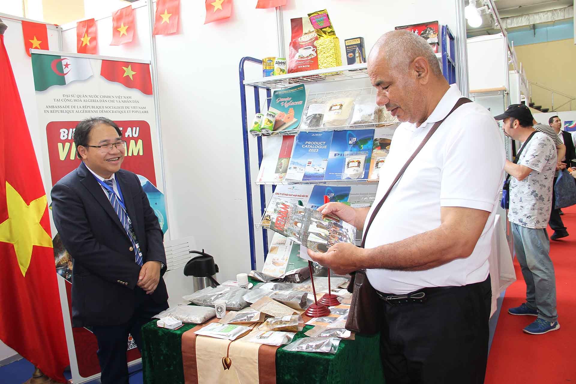 ạn bè quốc thế thích thú với các sản phẩm của Việt Nam.