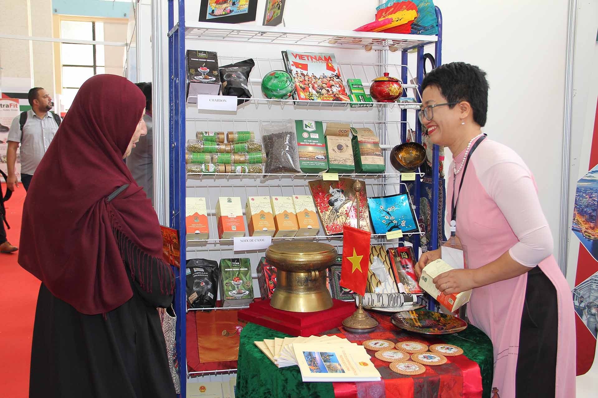 ạn bè quốc thế thích thú với các sản phẩm của Việt Nam.