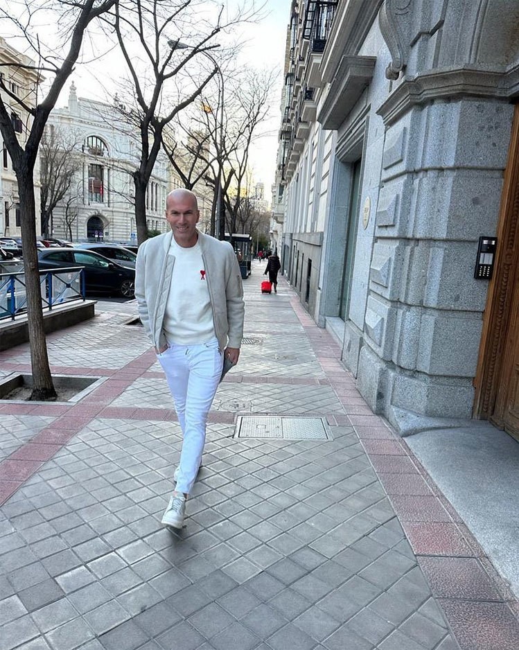 Hôm nay (23/6), HLV Zinedine Zidane tròn 51 tuổi. Tiền vệ tài hoa một thời đang tận hưởng cuộc sống bình yên bên gia đình.