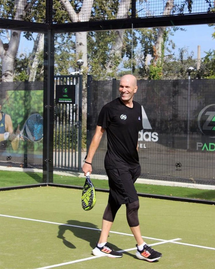 Huyền thoại bóng đá Pháp có một trung tâm tập luyện, cung cấp sân bãi, các thiết bị tập thể thao cho môn bóng chuyền, bóng rổ...