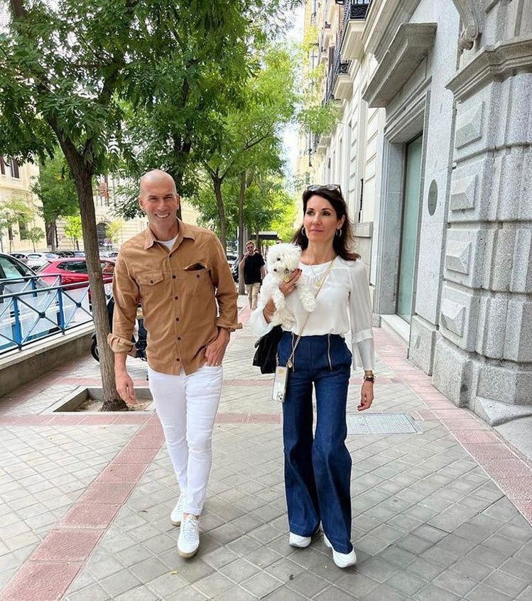 Trong cuộc sống riêng, cựu tiền vệ sinh năm 1972 hạnh phúc bên người bạn đời Veronique hơn 30 năm nay. Không vướng bận công việc huấn luyện, Zidane và bà xã đồng hành trong các chuyến đi chơi.