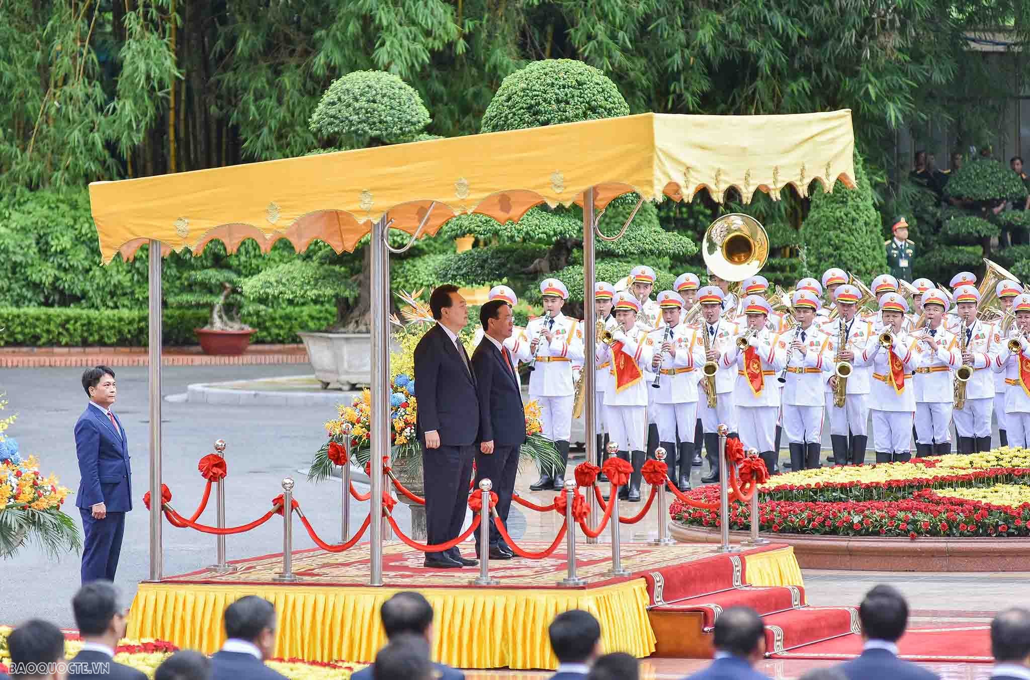 21 loạt đại bác rền vang chào đón Tổng thống Hàn Quốc và Phu nhân tại Phủ Chủ tịch 21 loạt đại bác rền vang chào đón Tổng thống Hàn Quốc và Phu nhân tại Phủ Chủ tịch