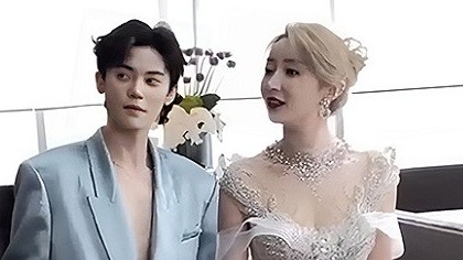 Hot girl Trung Quốc tin chọn váy cưới của nhà thiết kế thương hiệu Việt