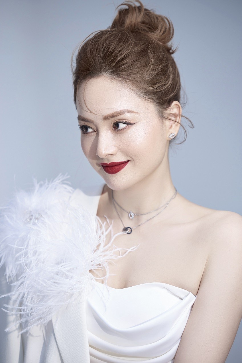 Gia đình mình vui bất thình lình: Diễn viên Lan Phương thực hiện bộ ảnh thời trang sang trọng và quyến rũ