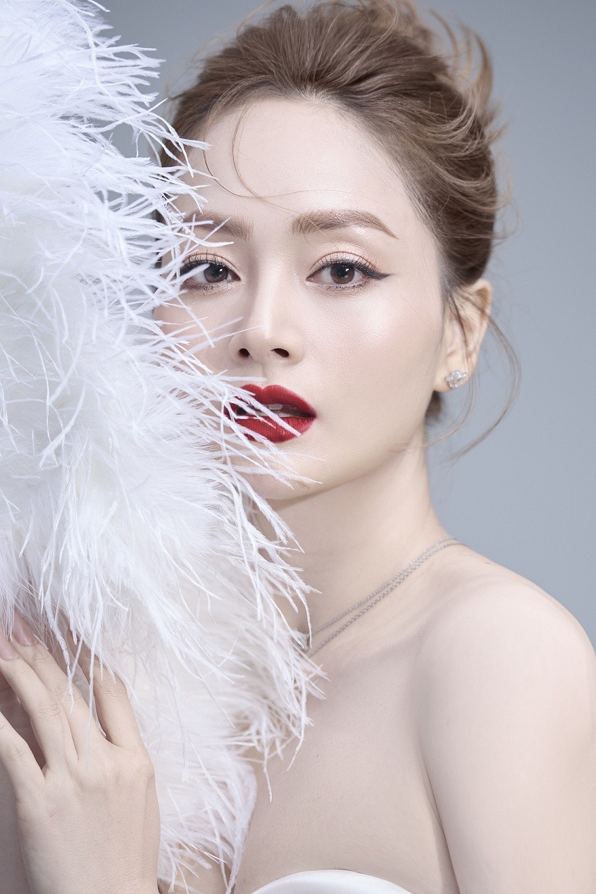 Gia đình mình vui bất thình lình: Diễn viên Lan Phương thực hiện bộ ảnh thời trang sang trọng và quyến rũ