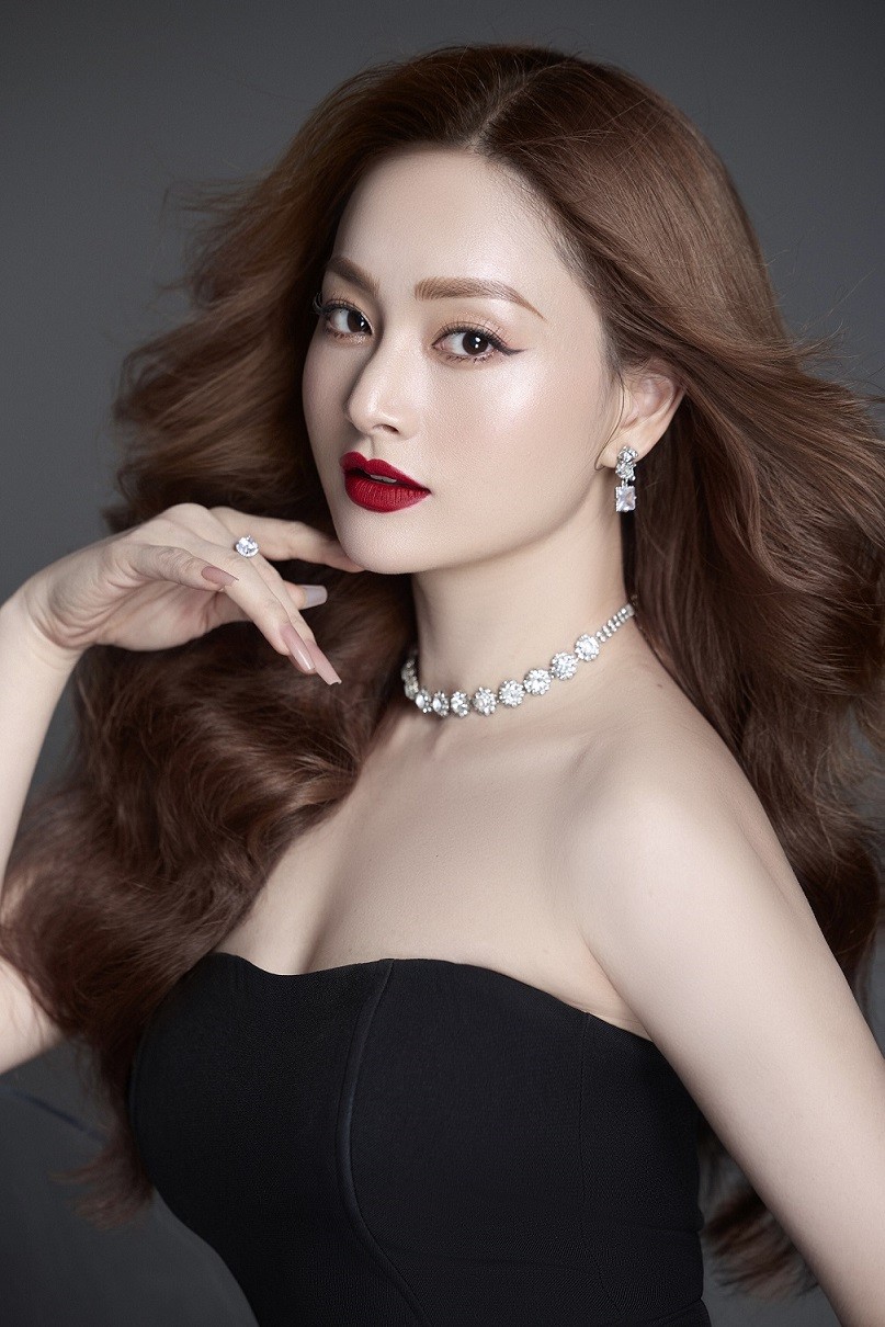 Gia đình mình vui bất thình lình: Diễn viên Lan Phương thực hiện bộ ảnh thời trang sang trọng và quyến rũ