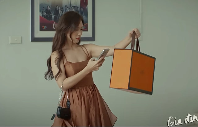 Gia đình mình vui bất thình lình tập 32: Đại gia tặng đồ hiệu cho Trâm Anh là ai? Công - Danh gặp sự cố oái oăm