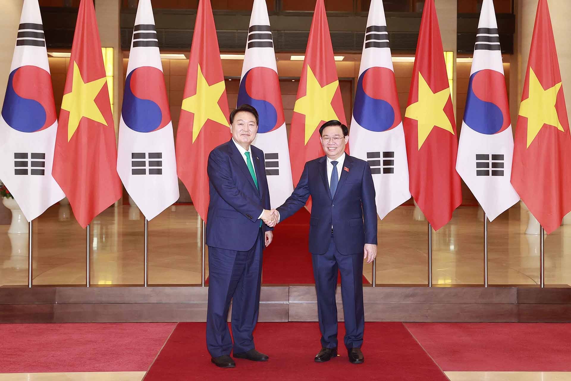 Chủ tịch Quốc hội Vương Đình Huệ và Tổng thống Hàn Quốc Yoon Suk Yeol. (Nguồn: TTXVN) Chủ tịch Quốc hội Vương Đình Huệ và Tổng thống Hàn Quốc Yoon Suk Yeol. (Nguồn: TTXVN)