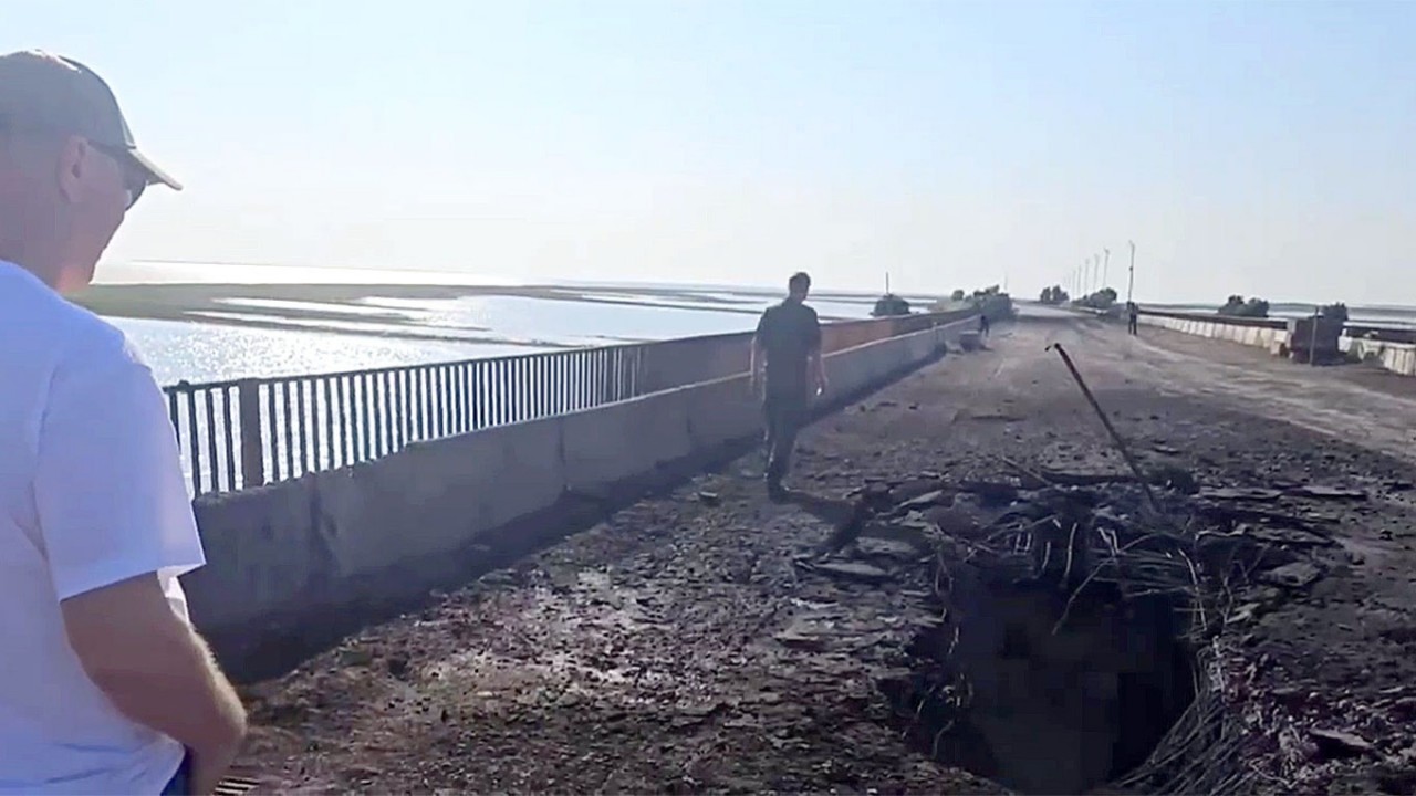 Nga tiến hành biện pháp cần thiết liên quan trùm Wagner, xác nhận cầu nối Crimea với Kherson bị hư hại nặng hơn dự tính. (Nguồn: AFP) Nga tiến hành biện pháp cần thiết liên quan trùm Wagner, xác nhận cầu nối Crimea với Kherson bị hư hại nặng hơn dự tính. (Nguồn: AFP)