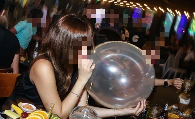 Bộ Y tế nhận được thông tin tại một số địa phương xuất hiện tình trạng mua bán, sử dụng 'bóng cười' có chứa khí Nitơ Oxyd (N2O) nhất là tại các quán bar, vũ trường, quán karaoke, khu vui chơi giải trí... (Nguồn: SKĐS) Bộ Y tế nhận được thông tin tại một số địa phương xuất hiện tình trạng mua bán, sử dụng 'bóng cười' có chứa khí Nitơ Oxyd (N2O) nhất là tại các quán bar, vũ trường, quán karaoke, khu vui chơi giải trí... (Nguồn: SKĐS)