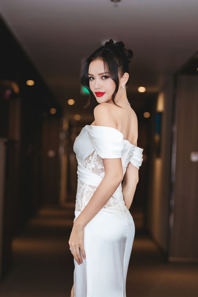 Hoa hậu Khánh Vân đọ dáng cùng Hoa hậu Ngọc Châu Hoa hậu Khánh Vân đọ dáng cùng Hoa hậu Ngọc Châu