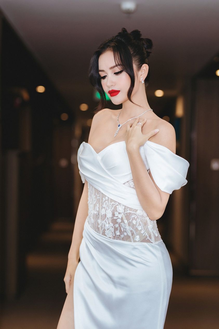 Hoa hậu Khánh Vân đọ dáng cùng Hoa hậu Ngọc Châu Hoa hậu Khánh Vân đọ dáng cùng Hoa hậu Ngọc Châu