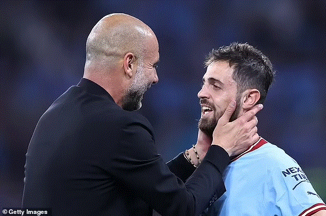 Man City cố gắng giữ Bernardo Silva bằng cách đưa ra những thỏa thuận hấp dẫn. (Nguồn: Daily Mail)