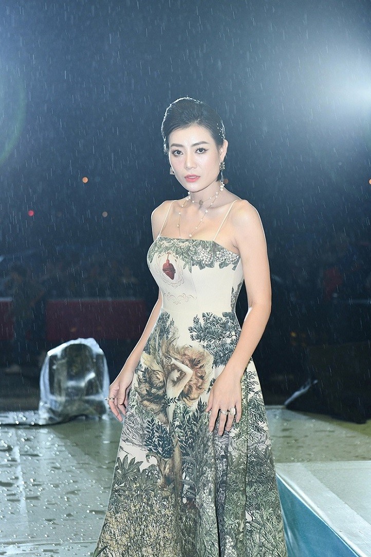 Á hậu Hoàng Thùy