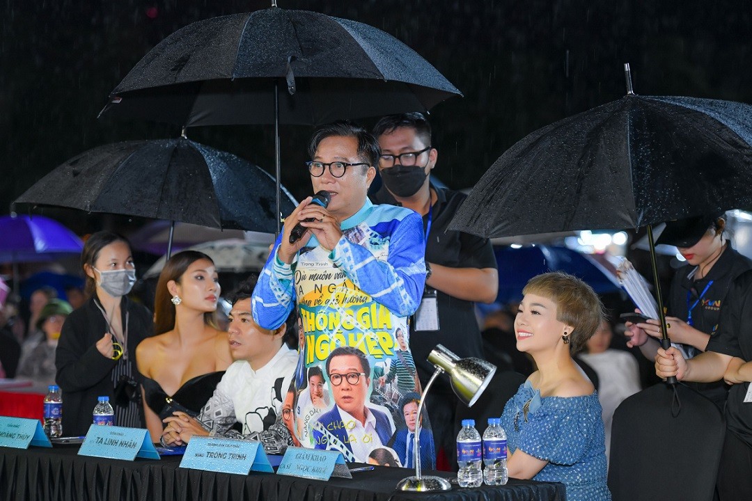 Á hậu Hoàng Thùy