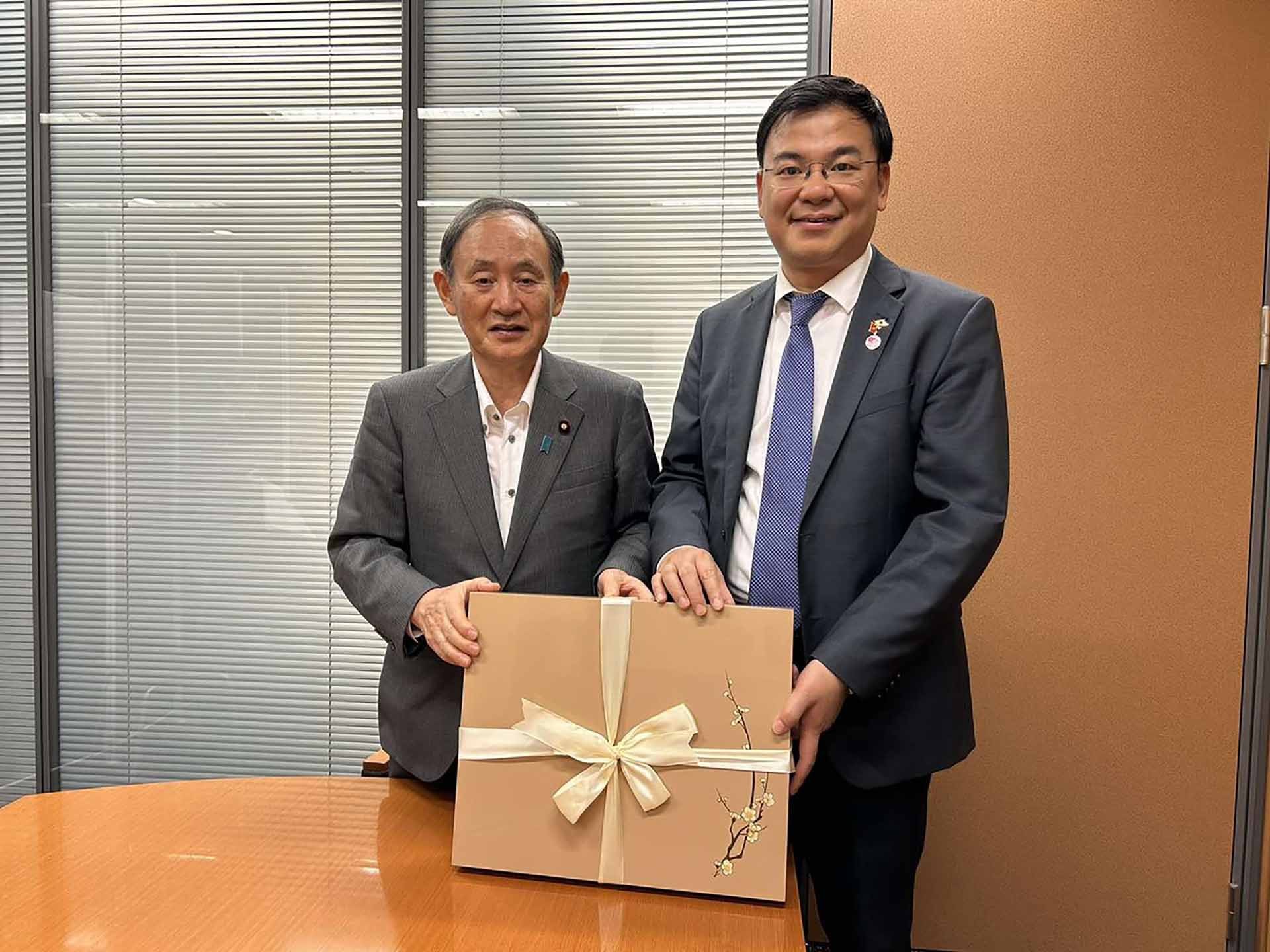 Đại sứ Phạm Quang Hiệu chào xã giao Nguyên Thủ tướng Nhật Bản Suga Yoshihide.