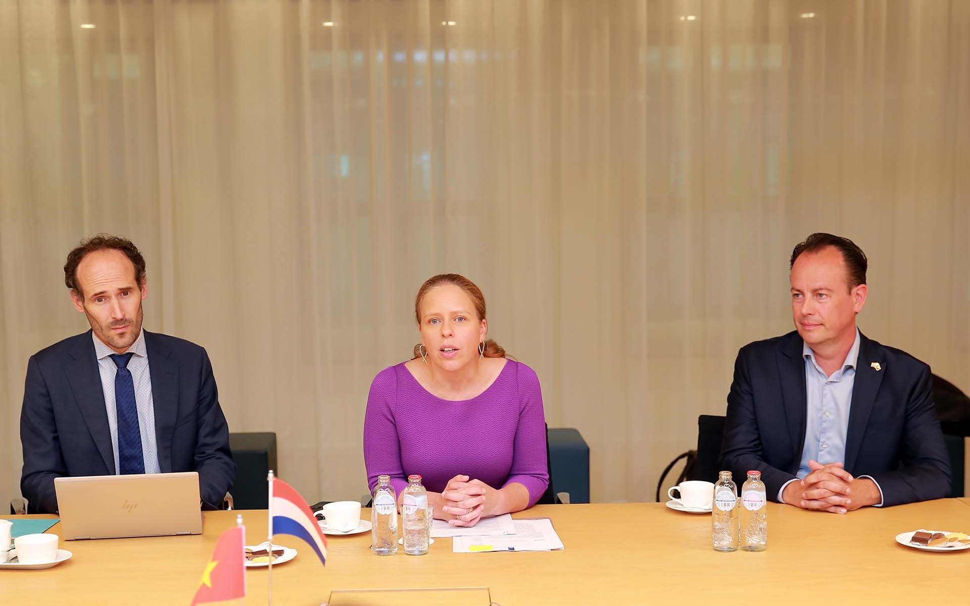 Phó Thủ tướng Hà Lan đánh giá chuyến thăm của Phó Thủ tướng Chính phủ có ý nghĩa đặc biệt quan trọng khi hai nước kỷ niệm tròn 50 năm thiết lập quan hệ ngoại giao. Phó Thủ tướng Hà Lan đánh giá chuyến thăm của Phó Thủ tướng Chính phủ có ý nghĩa đặc biệt quan trọng khi hai nước kỷ niệm tròn 50 năm thiết lập quan hệ ngoại giao.