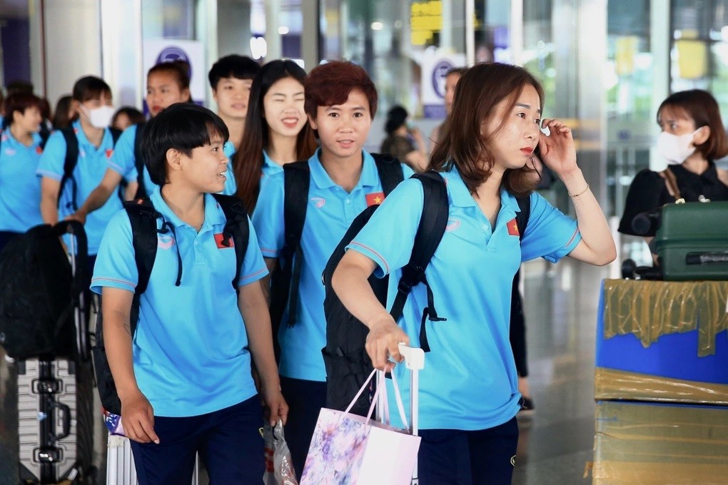 VFF và người hâm mộ chào đón thầy trò đội tuyển nữ Việt Nam tại sân bay Nội Bài