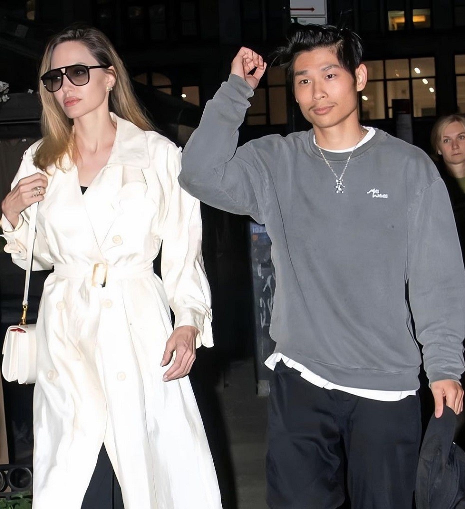 Mỹ: Pax Thiên cùng mẹ Angelina Jolie dạo chơi New York