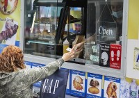 Chỉ số niềm tin người tiêu dùng gây bất ngờ, suy thoái sẽ 'gõ cửa' Mỹ 6-12 tháng tới?