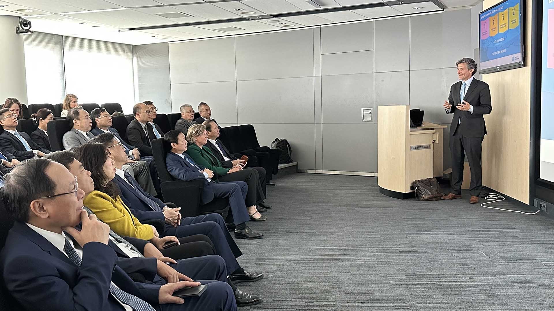 Phó Thủ tướng Trần Hồng Hà đến thăm và làm việc với Trung tâm hydro xanh tại cảng Rotterdam. (Nguồn : TTXVN) Phó Thủ tướng Trần Hồng Hà đến thăm và làm việc với Trung tâm hydro xanh tại cảng Rotterdam. (Nguồn : TTXVN)