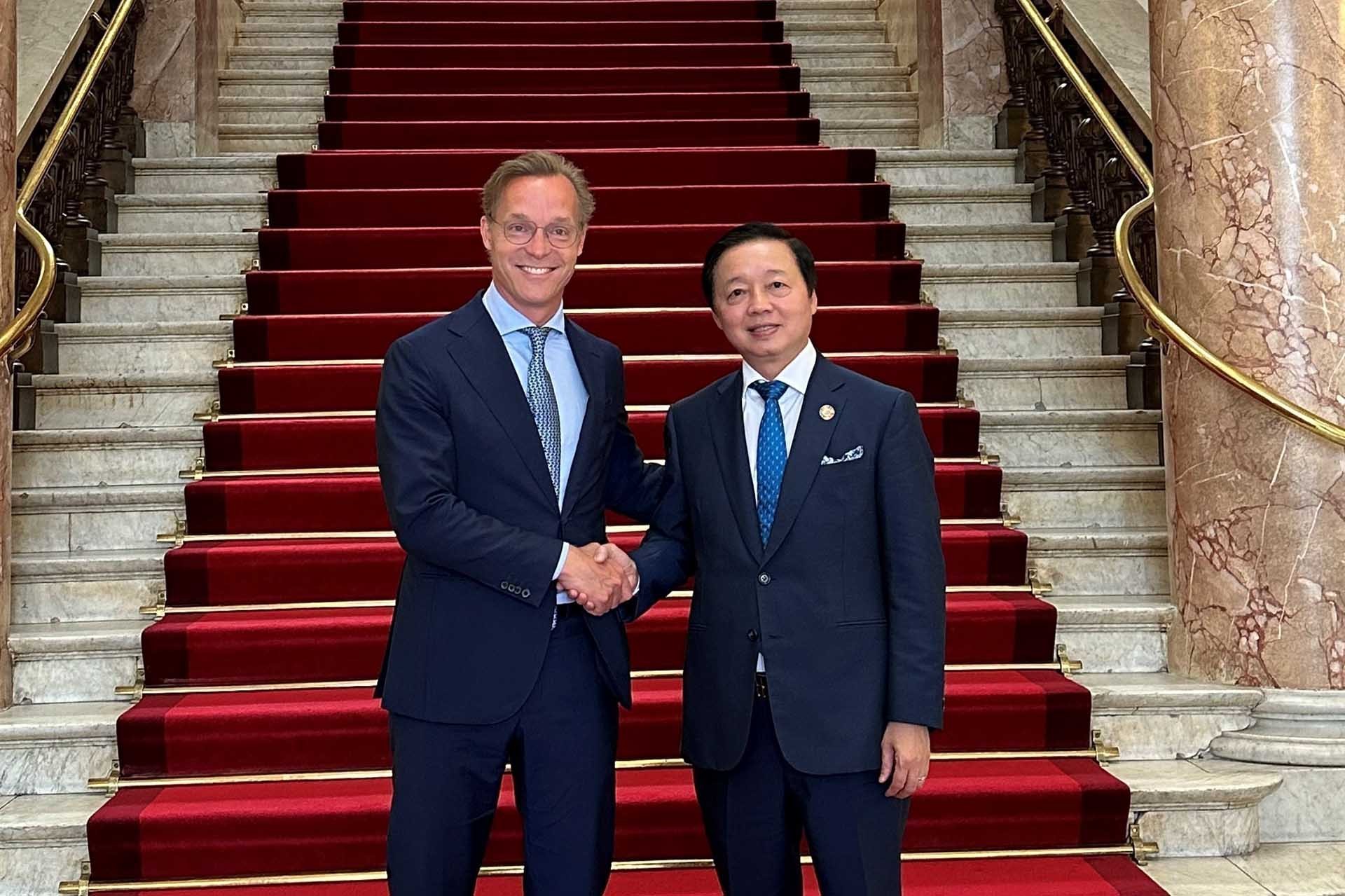 Hoàng thân Jaime de Bourbon de Parme đón và làm việc với Phó Thủ tướng Trần Hồng Hà. (Nguồn : TTXVN) Hoàng thân Jaime de Bourbon de Parme đón và làm việc với Phó Thủ tướng Trần Hồng Hà. (Nguồn : TTXVN)