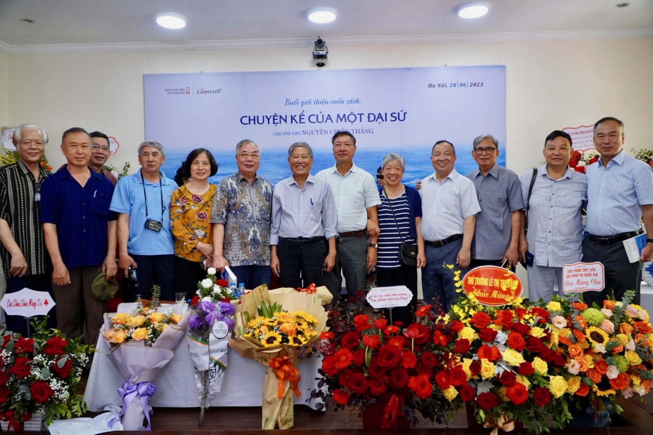 Ra mắt cuốn sách 'Chuyện kể của một đại sứ' của Nhà văn, Nhà Ngoại giao Nguyễn Chiến Thắng Ra mắt cuốn sách 'Chuyện kể của một đại sứ' của Nhà văn, Nhà Ngoại giao Nguyễn Chiến Thắng